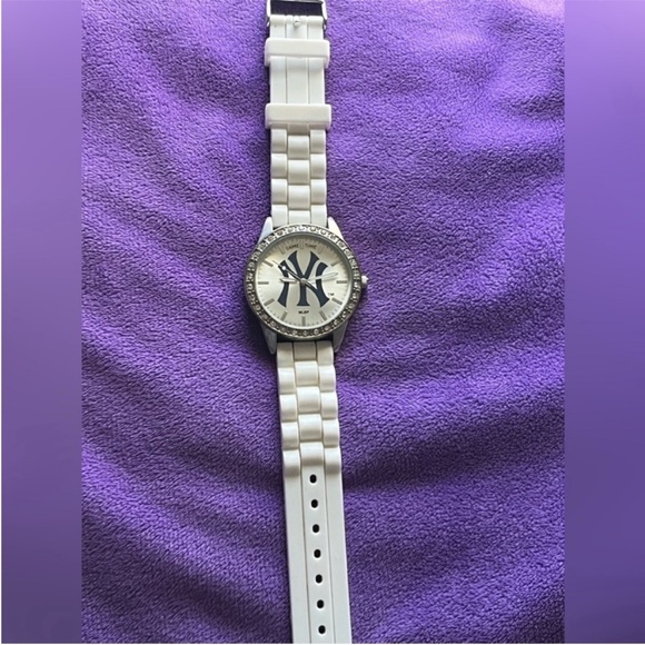 Women’s NEW YORK YANKEES Watch silicone band - Picture 3 of 6
